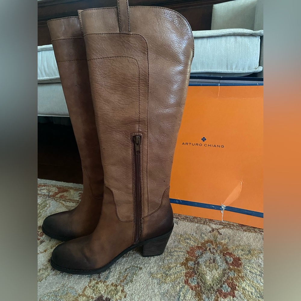 ⭐️ NEW IN BOX! ⭐️ Arturo Chiang Vintage Cognac Tumbled Tye Die boots! Size 5.5!